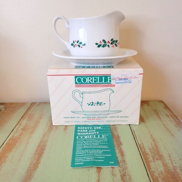 New in Box Vintage Corelle Winter Holly Ceramic Gravy Boat with Underplate - Picture 1 of 16